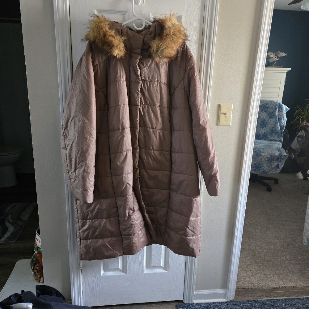ROAMAN'S PLUS SIZE KNEE LENGTH  COAT 3X, LIKE NEW! THIS A VERY RICH PRETTY COAT.